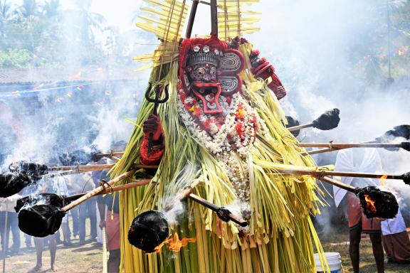 Rencontre avec une divinité participant à un rituel de theyyam au nord du Kerala