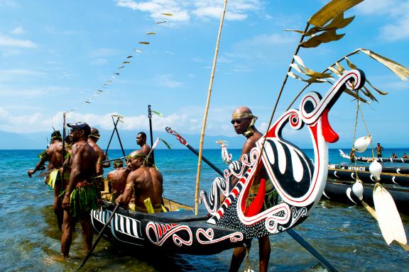 Voyage vers une course de pirogues de mer lors du Huhu festival dans la région d'Alotau