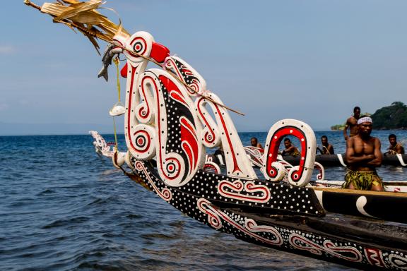Randonnée vers un bateau décoré lors du Huhu festival dans la région d'Alotau