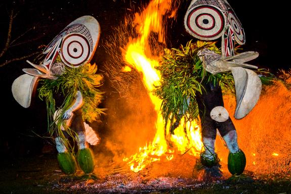 Voyage vers la danse du feu des Baining sur l'île de Nouvelle-Bretagne