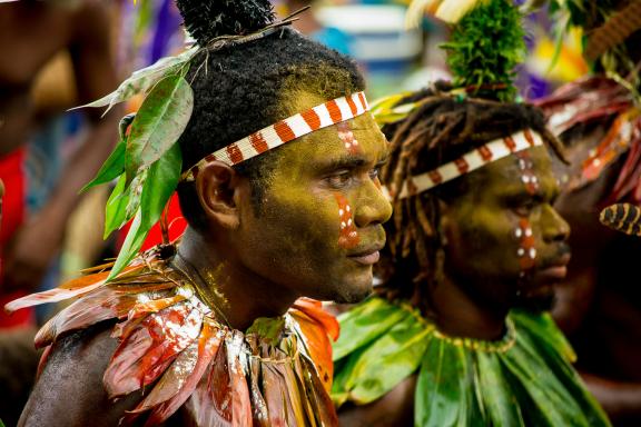 Immersion avec des papous participant au festival d'Alotau en bordure de la baie e Milne