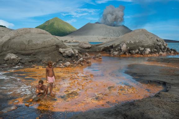 Trek vers une source d'eaux chaudes volcaniques dans la région de Rabaul