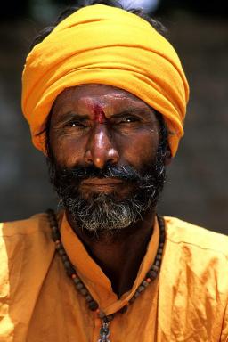 Randonnée vers un charmeur de serpents rajpoute au Rajasthan