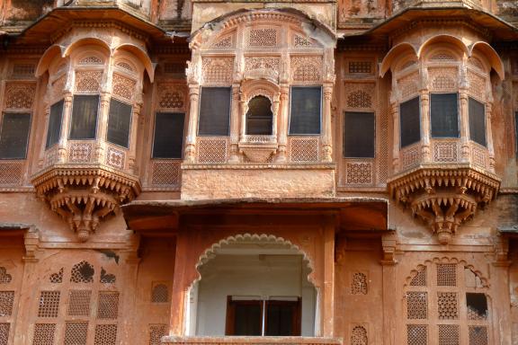 Trek vers la façade d'un palais rajpoute à Udaipur au Rajasthan