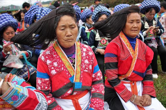 Rencontre de femmes miao à peigne incliné à la fête du roi de bambou dans le Guizhou