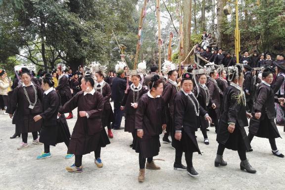 Randonnée avec des femmes partciipant à la fête du Double Deux au Guizhou oriental