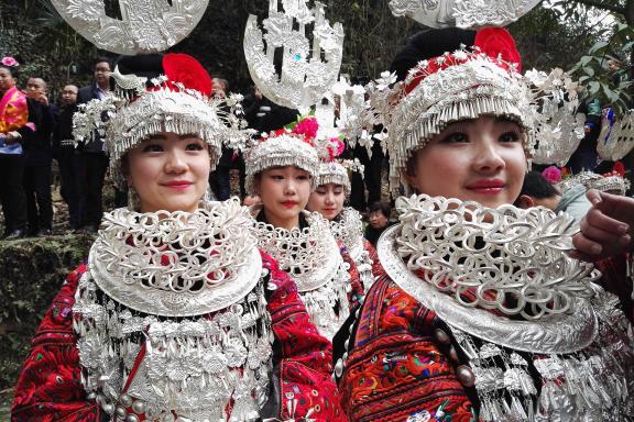 Voyage vers des femmes miao en habits de fête au Guizhou oriental