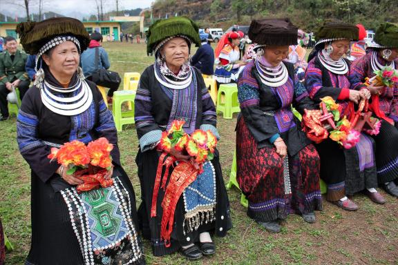 Rencontre de femmes miao à la fête du roi de bambou au Guizhou occidental