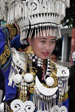 Immersion avec une femme yi au Festival des Torches dans les Grandes Montagnes Froides