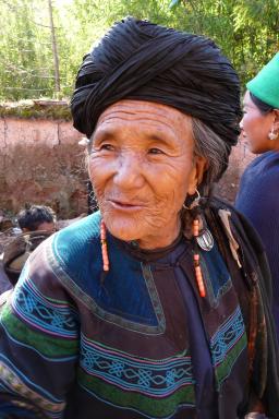 Randonnée vers une femme du peuple yi sur le plateau de Lan Ba