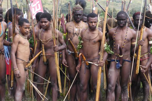 Rencontre de papous dani au Baliem festival dans la région de Wamena