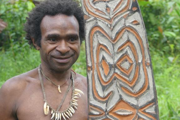 Immersion chez un homme du peuple korowai dans les forêts du sud de la Papua