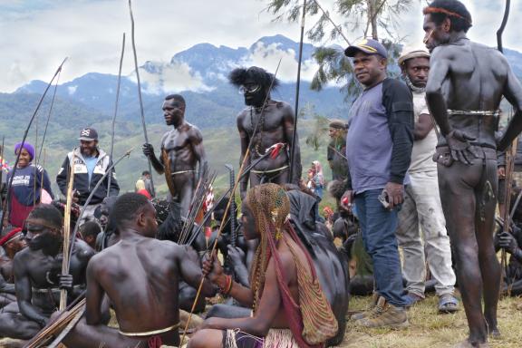 Trek vers un groupe de villageois papous dani se préparant pour le Baliem valley festival