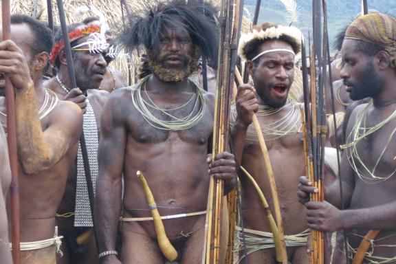 Immersion avec des papous dani au festival de la Baliem dans la région de Wamena