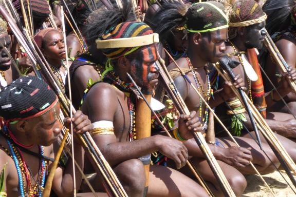 Randonnée vers des danseurs papous dani participant au Baliem valley festival