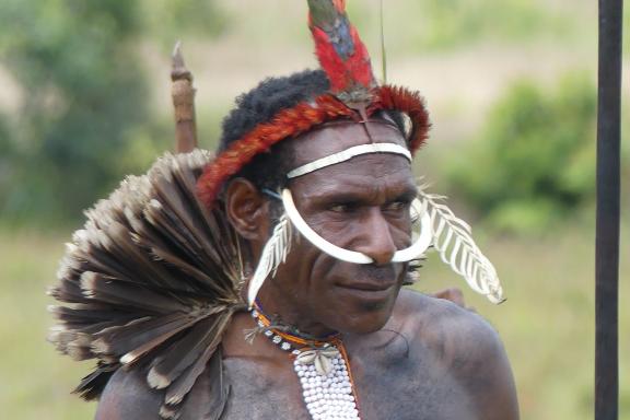 Voyage vers un danseur dani au Baliem valley festival dans la région de Wamena