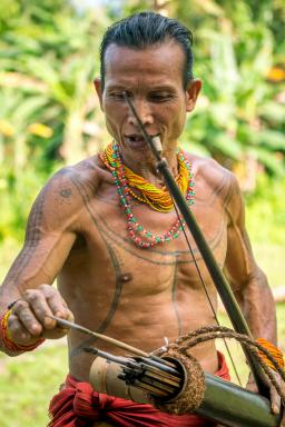 Voyage avec un chaman mentawaï et ses flèches à travers l'île de Siberut