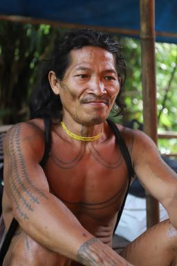 Rencontre avec un homme mentawaï du clan des Sakuddei sur l'île de Siberut