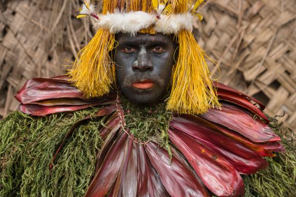 Trek vers un danseur paré pour le festival des masques de Rabaul sur l'île de Nouvelle-Bretagne