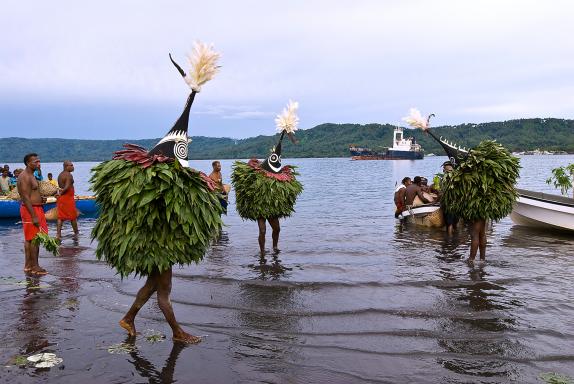 Randonnée sur la plage vers des danseurs avec masques Tolaï au festival des masques de Rabaul