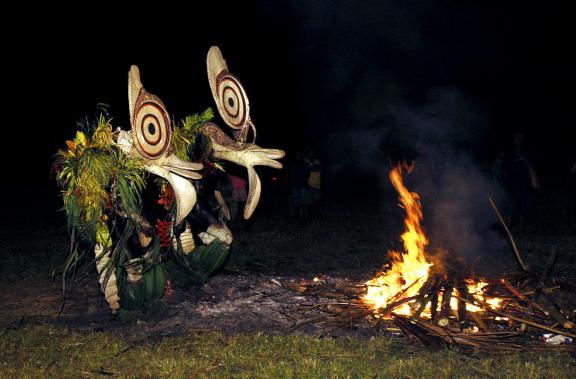 Trekking vers des danseurs baining masqués dans les montagnes de Nouvelle-Bretagne