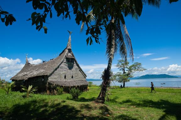 Randonnée vers une maison des esprits des Yatmul au bord du fleuve Sepik