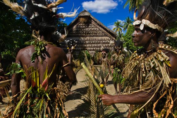 Voyage vers des papous en fête devant une maison des esprits dans la région du fleuve Sepik