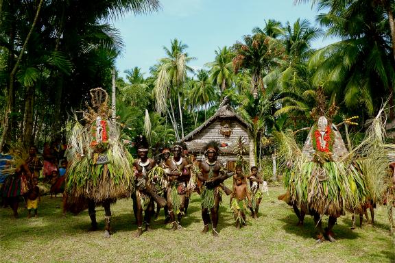 Rencontre avec des danseurs masqués du sépik lors d'une cérémonie