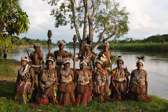 Voyage vers un groupe de danseurs dans un village de la région du fleuve Sépik