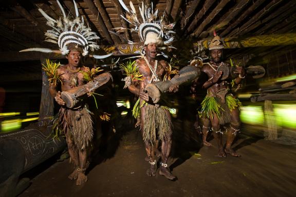 Trek vers des danseurs abelam dans la région du fleuve Sépik