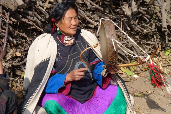 Rencontre d'une femme chaman yi au marché de Lan Ba