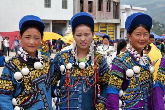 Randonnée vers des femmes du peuple yi dans les Da Liangshan