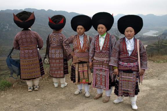 Voyage vers des femmes miao du nord-est du Guizhou dans la région de Bijie