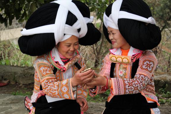 Rencontre avec des femmes miao à longues cornes du Guizhou dans la région de Longga