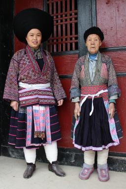 Randonnée vers des femmes miao de la région de Bijie au nord-est du Guizhou