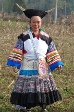 Trekking vers une femme miao du nord de Bijie au nord-est du Guizhou