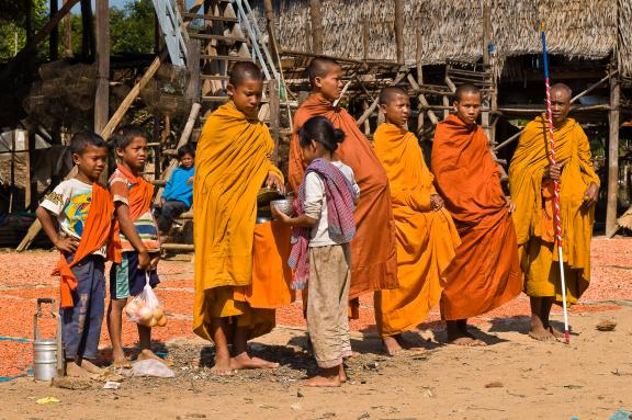 Rencontre de moines quêtant leur nourriture dans la campagne cambodgienne