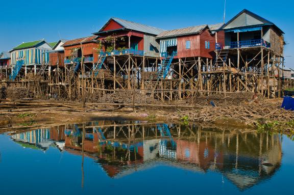 Trekking vers les maisons dur pilotis de Kampong Phluk en bordure du lac Tonlé Sap