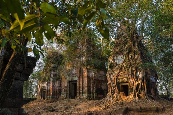 Trekking vers un temple sur le site de Koh Ker dans le nord du Cambodge