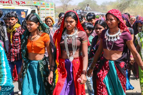 Randonnée avec des jeunes femmes se rendant à la foire annuelle au Gujarat