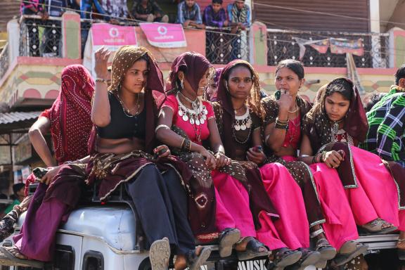 Rencontre de femmes sur le toit d'un bus vers un marché au Gujarat