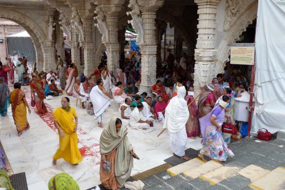 Trek vers l'entrée du sanctuaire jaïn de Palitana au Gujarat