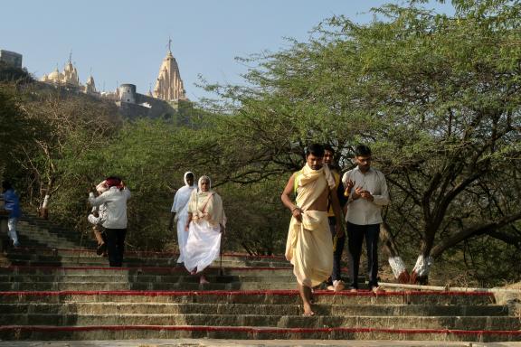 Randonnée avec des pèlerins sur les marches d'escalier de Palitana au Gujarat