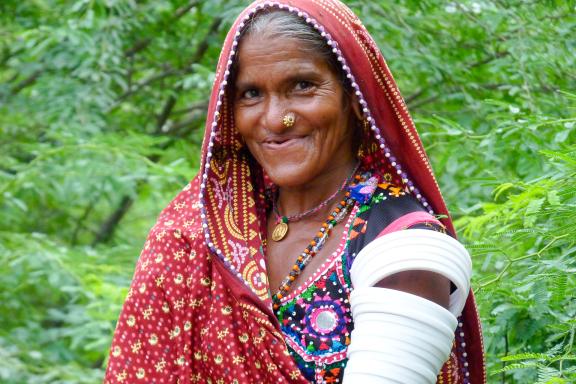 Randonnée vers une femme semi-nomade entre Rajasthan et Gujarat