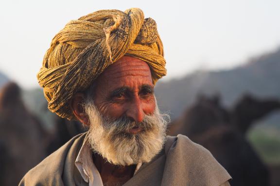 Voyage vers un homme rajpoute et son turban au Rajasthan