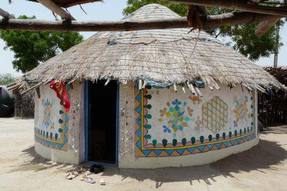 Trekking vers une maison tribale dans le Kutch à l'ouest du Gujarat