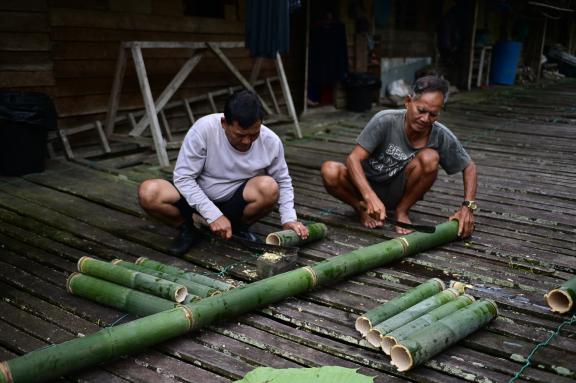 Rencontre avec des hommes de la communauté iban au Sarawak