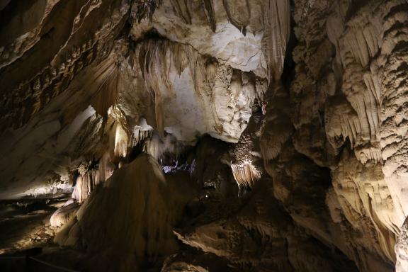 Trek dans une grotte du parc national de Mulu au Sarawak oriental