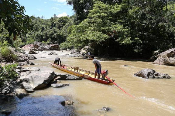 Navigation dans une pirogue sur une rivière du Sarawak oriental