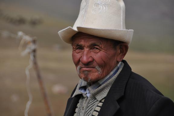 Kirghize avec le chapeau traditionnel Kalpak